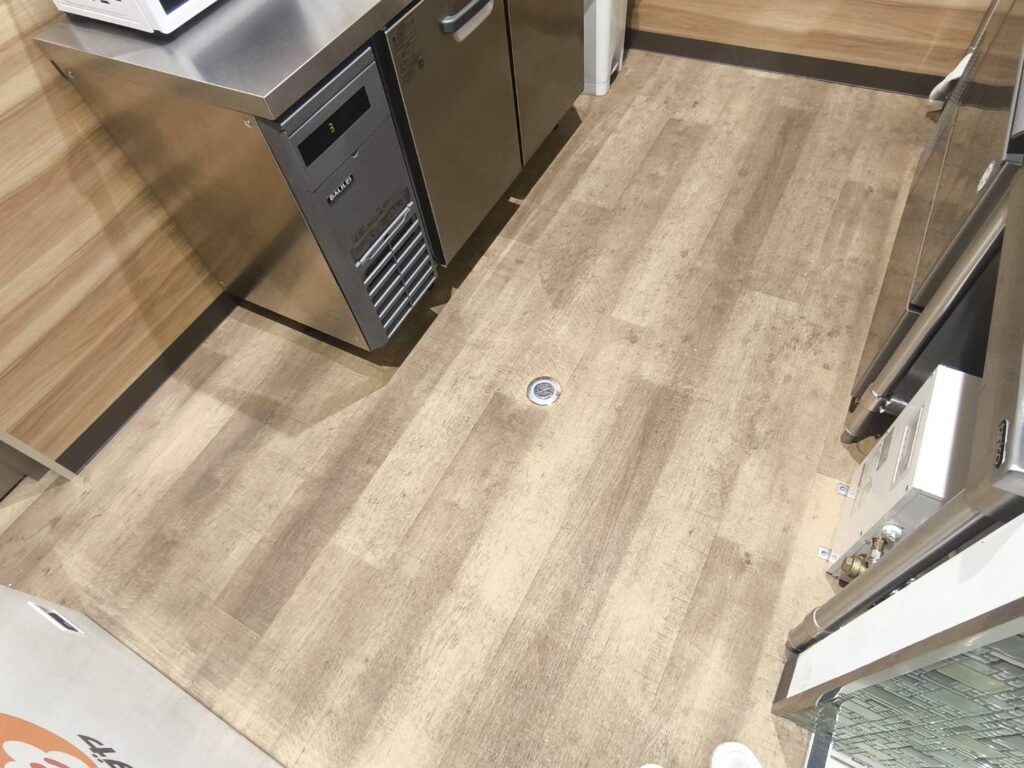 飲食店様店内床クリーニング施工前