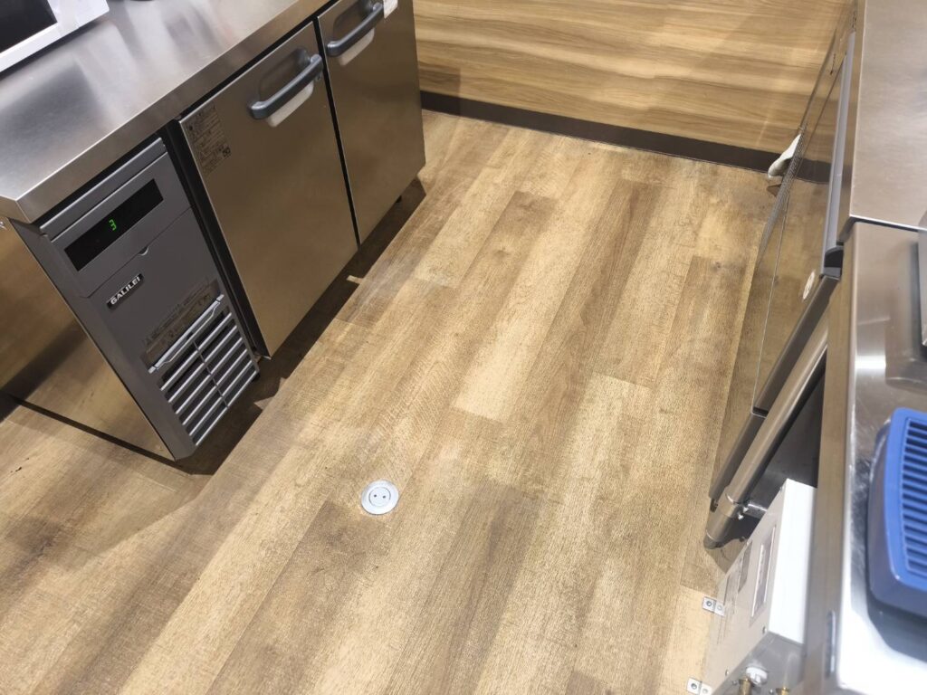 飲食店様店内床クリーニング施工後