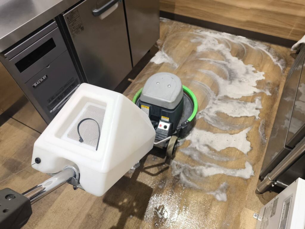 飲食店様店内床クリーニング施工中